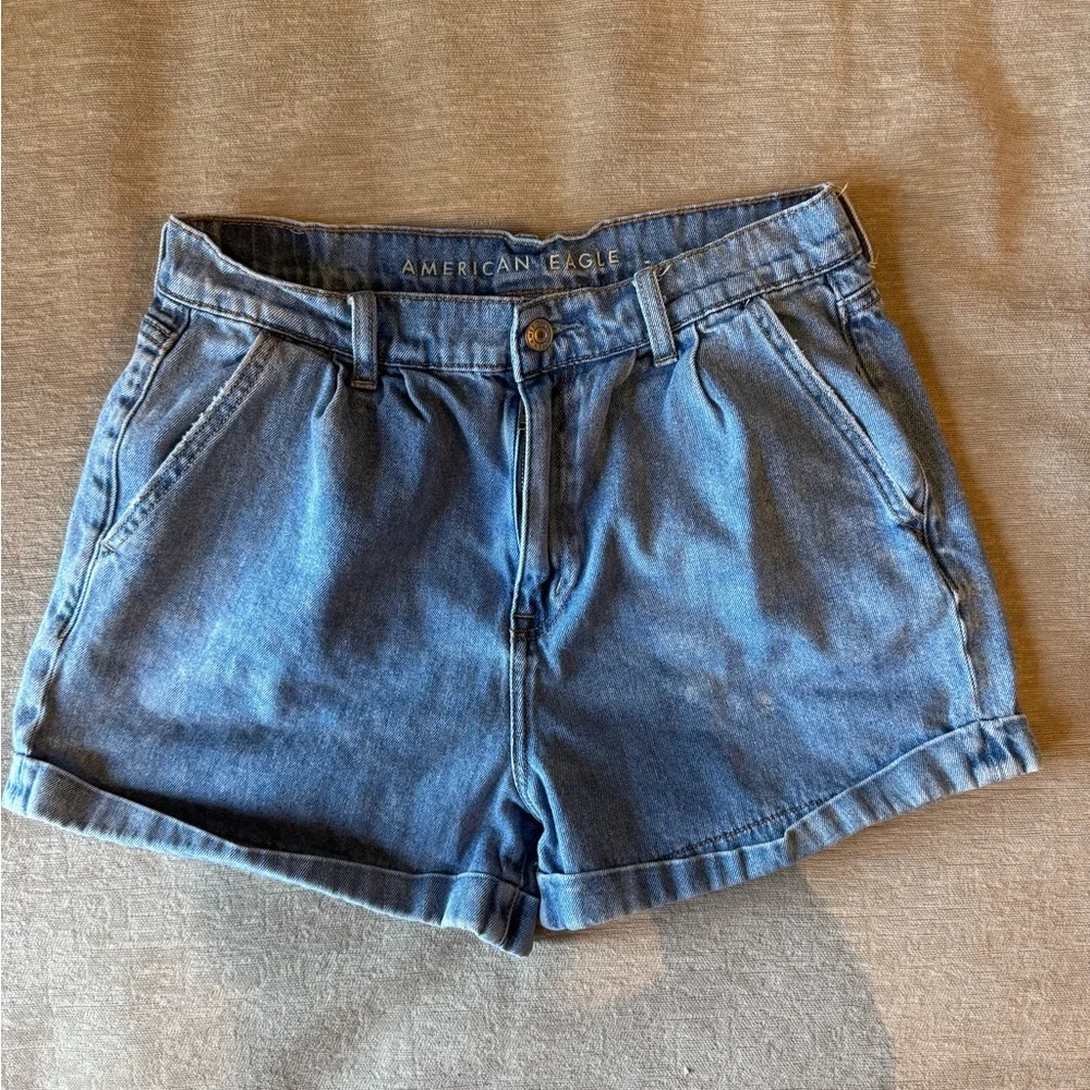 American Eagle Mom Shorts Women’s 6 Light Wash Denim High Rise Cuffed Casual